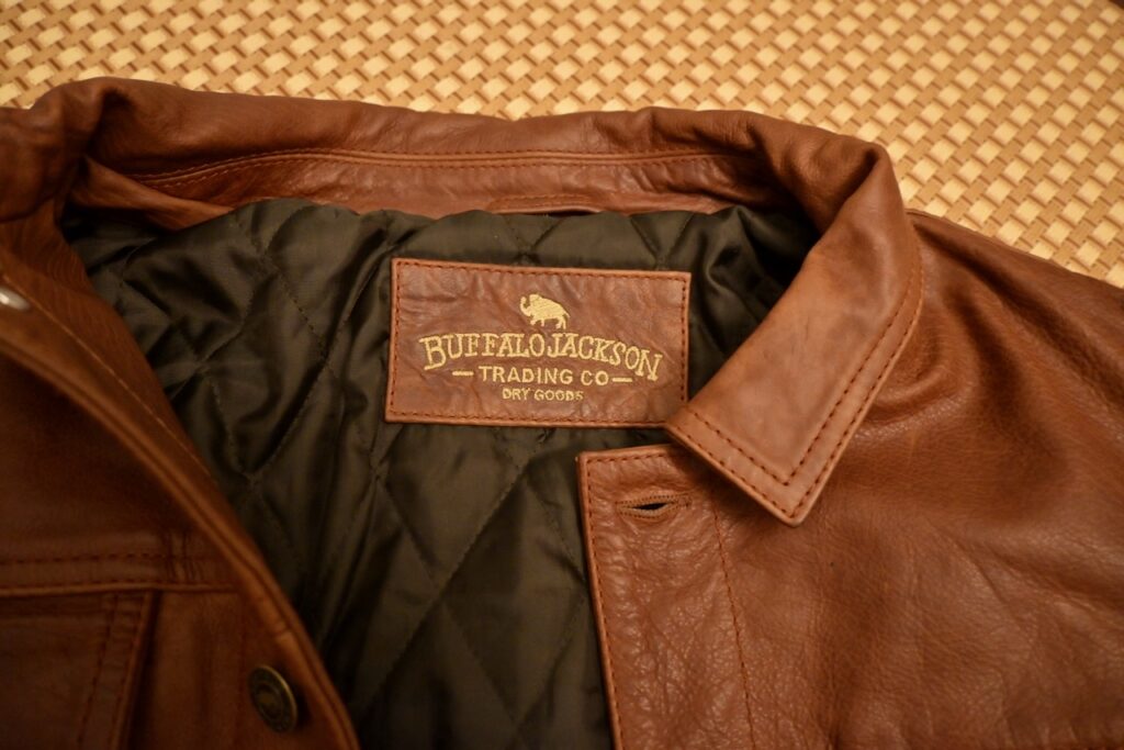 背中のところにあるタグ。